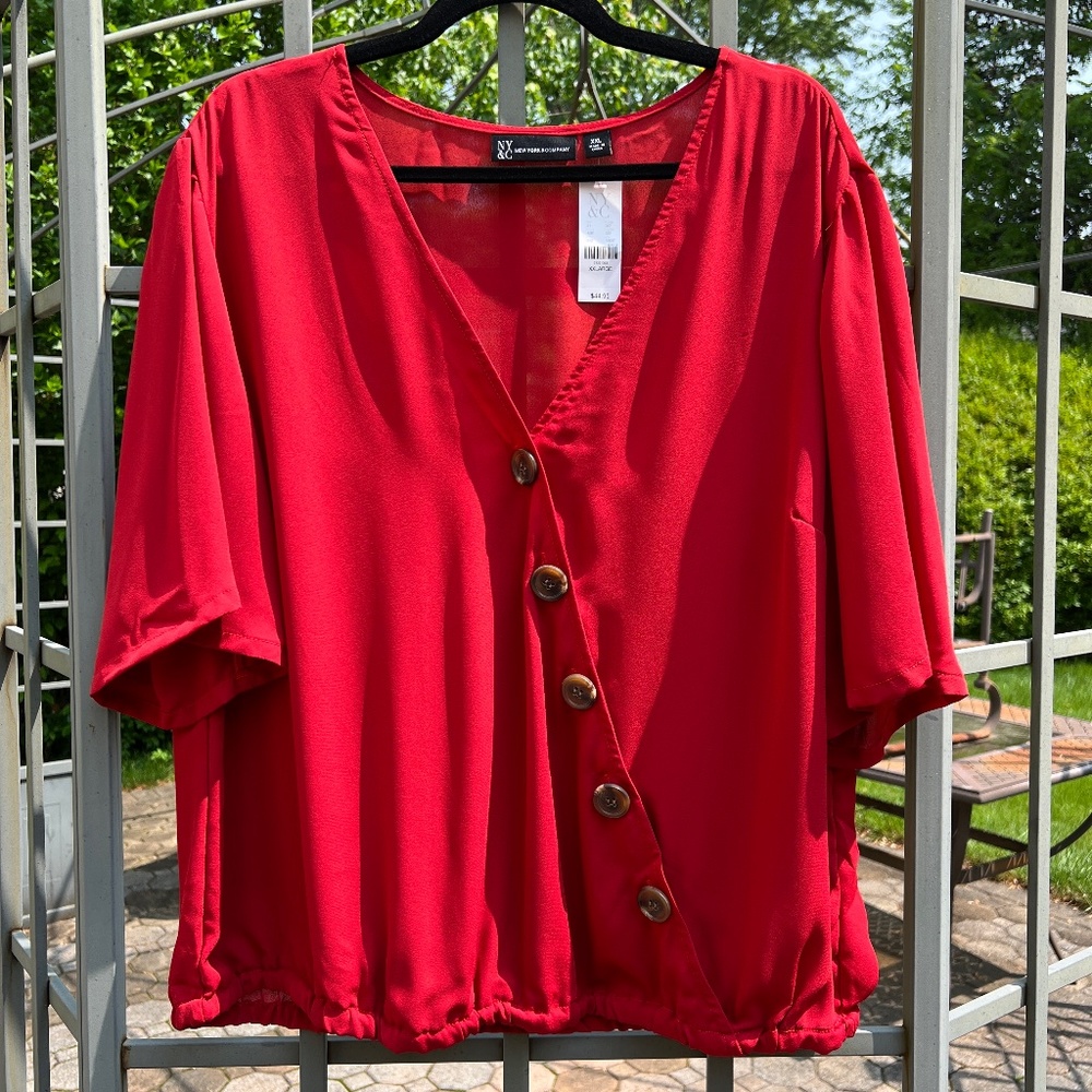 NWT NY&Co Surplice Buttoned Bubble Hem Top - Size XXL